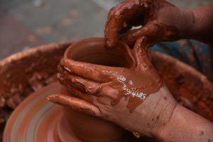 zenc-taller-de-ceramica-explora-la-creativitat-rebeca-puertolas